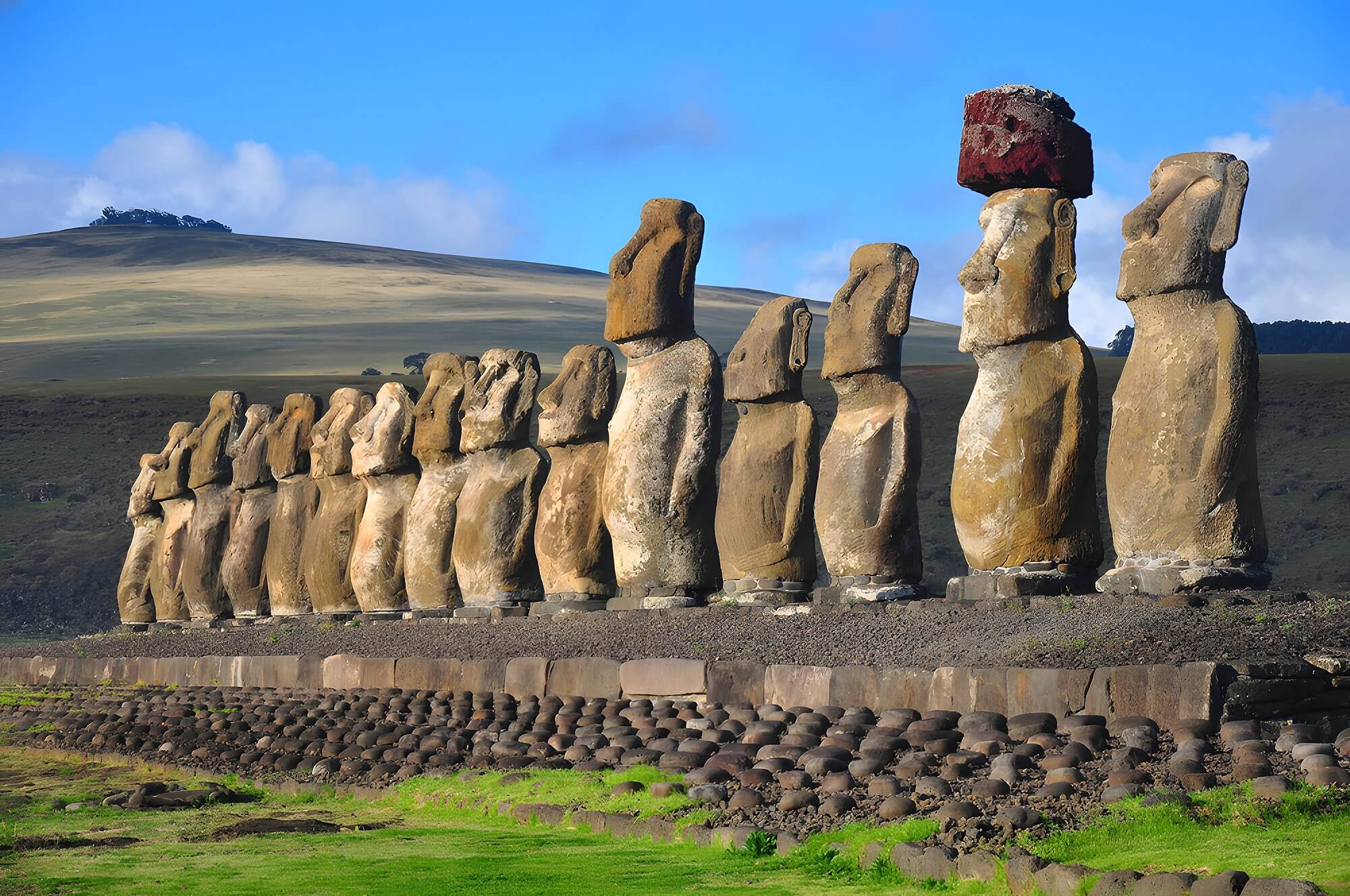 Идол город. Остров Пасхи статуи Моаи. Каменные статуи Моаи остров Пасхи Чили. Моаи на острове Пасхи. Истуканы Рапа-Нуи остров Пасхи.